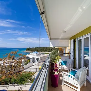https://kozino-nicole-design-apartment.hotelinzadar.com